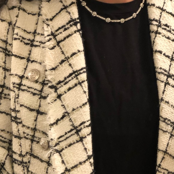 Faux diamond necklace that is stunning on. Looks real - Picture 5 of 8